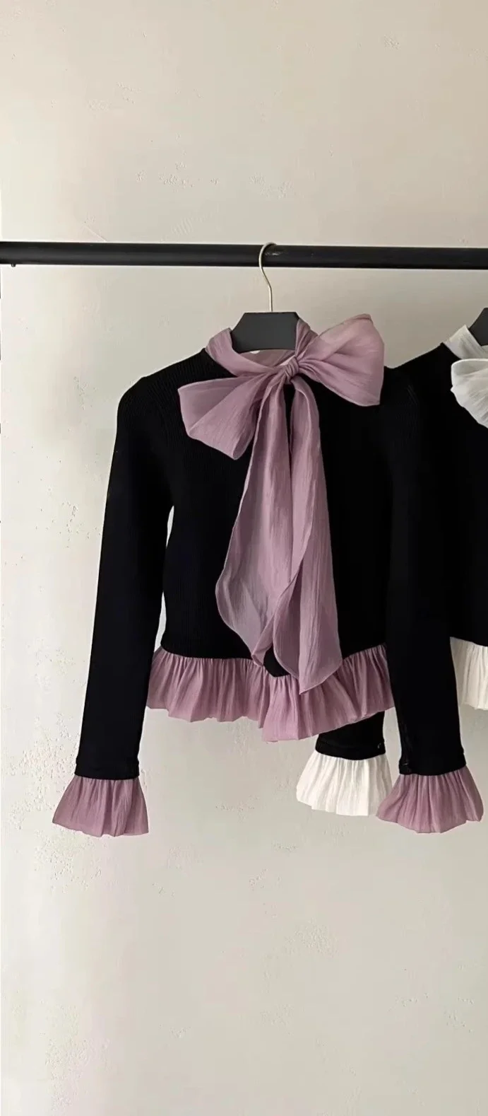 CHICMORE Atasan kaos lengan panjang berkerut dengan detail pita dan blok warna