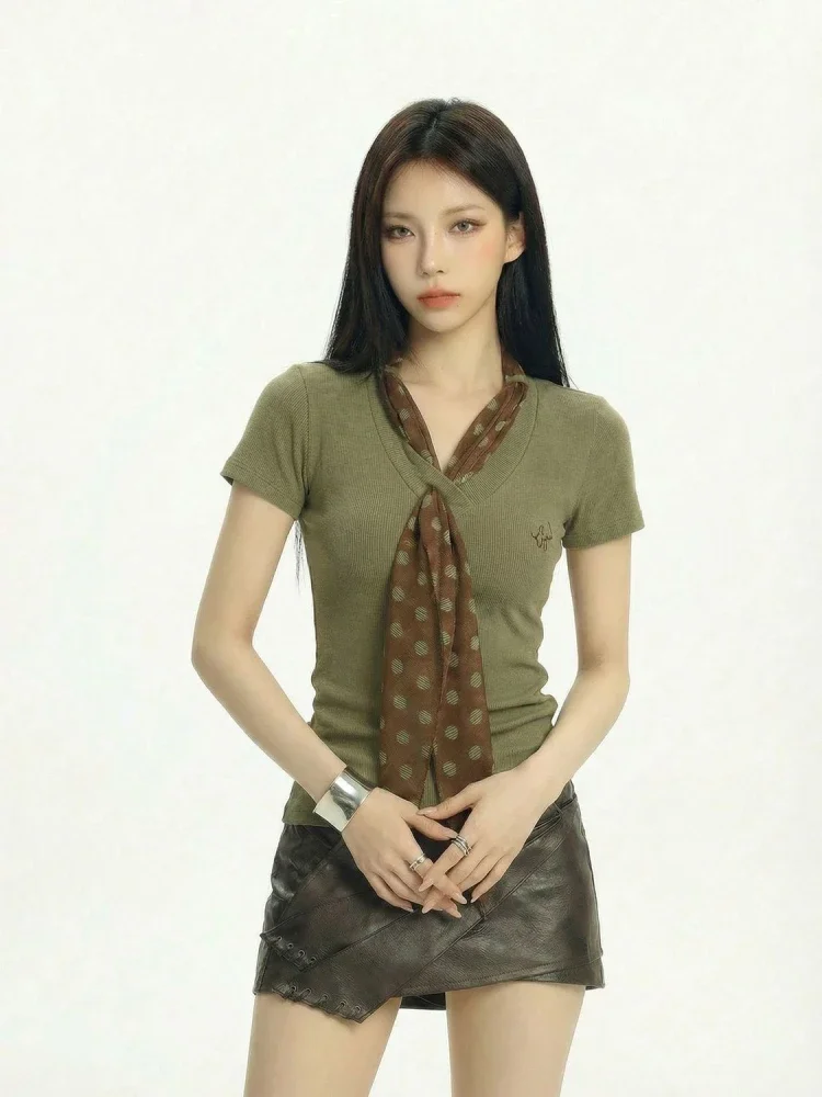 CHICMORE Kaos lengan pendek berkerah v ala chic untuk wanita syal motif polkadot