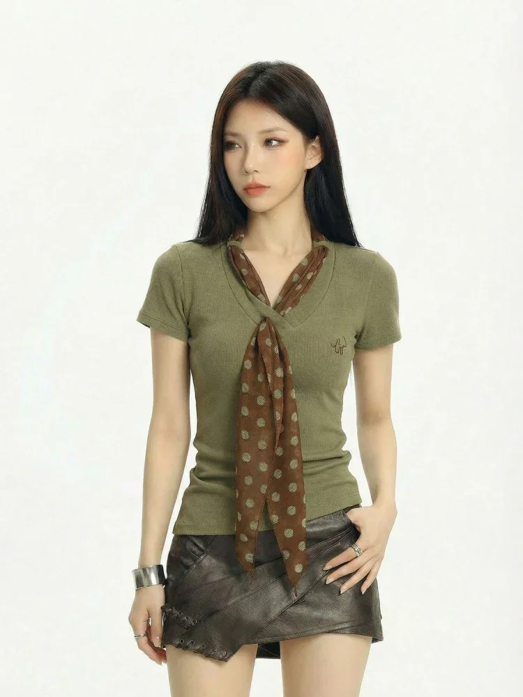 CHICMORE Kaos lengan pendek berkerah v ala chic untuk wanita syal motif polkadot