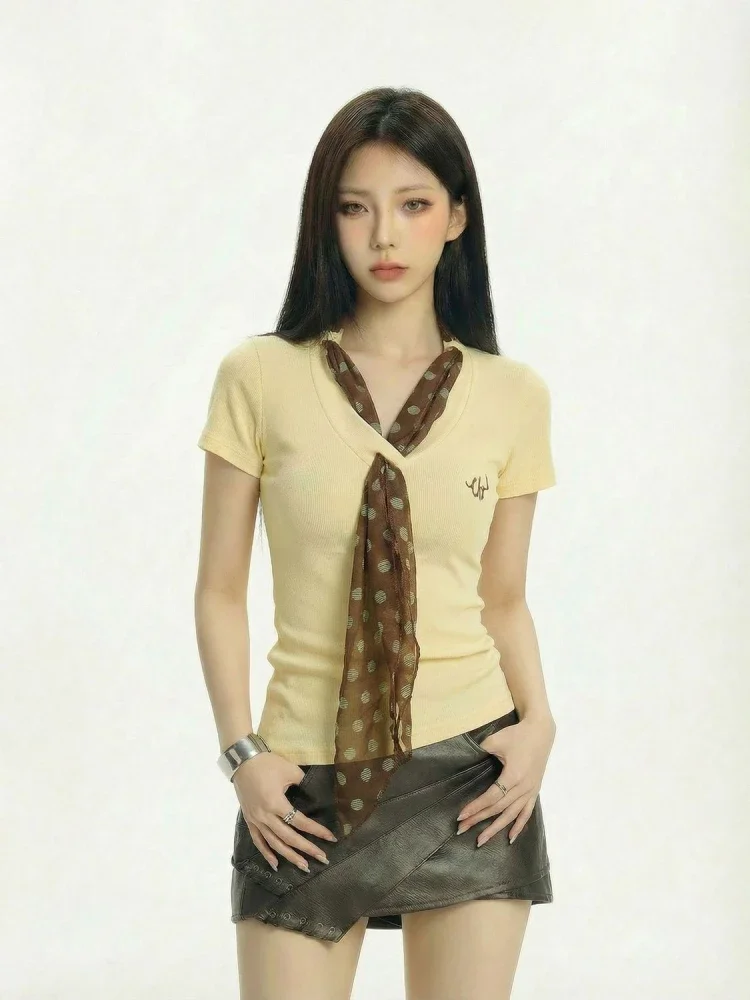 CHICMORE Kaos lengan pendek berkerah v ala chic untuk wanita syal motif polkadot