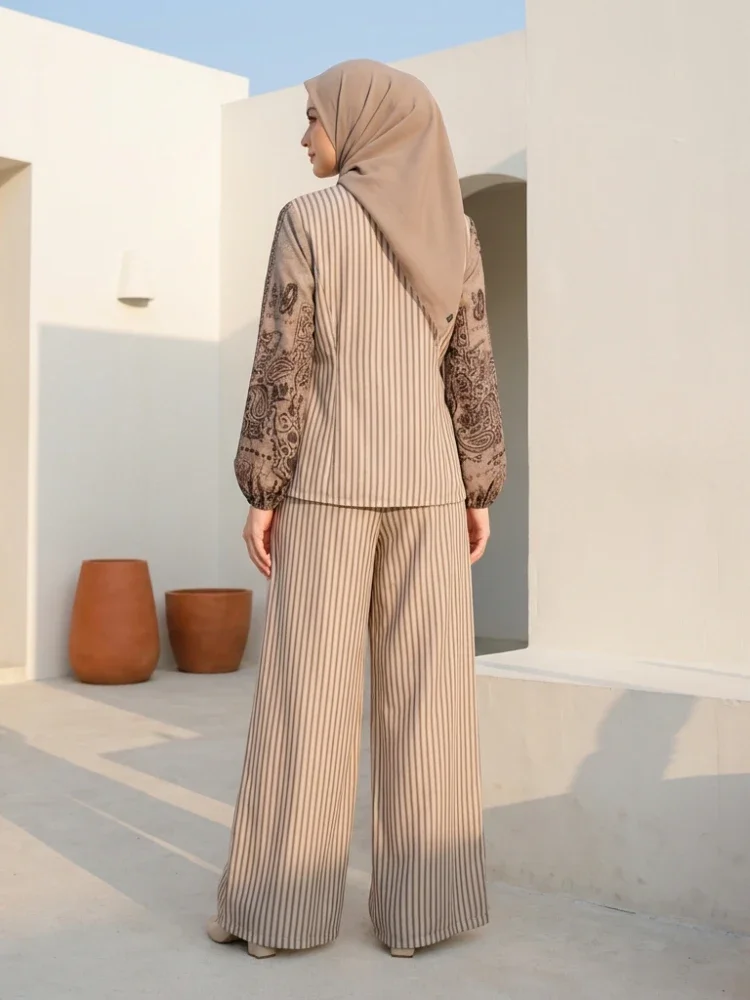 ASAYA Set dua potong wanita dengan atasan lengan panjang dan celana panjang, motif campuran retro dipadukan dengan motif garis