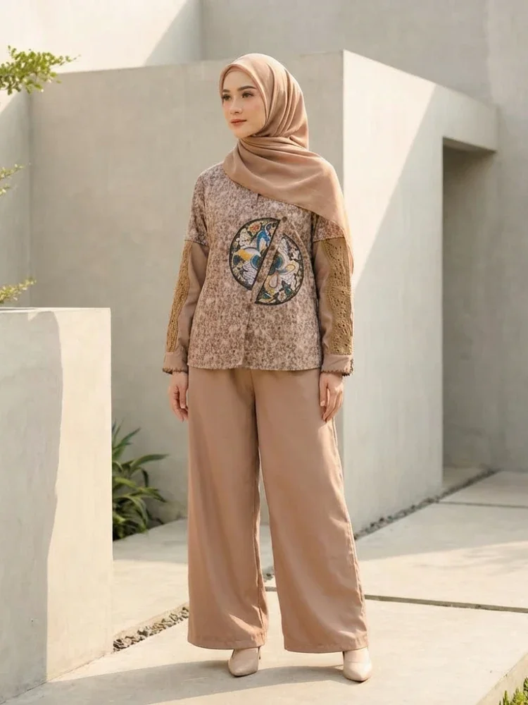 CHICMORE Kaos palsu dua potongan desain cetak bergabung warna murni dengan renda dan aksesoris bordir dengan celana panjang