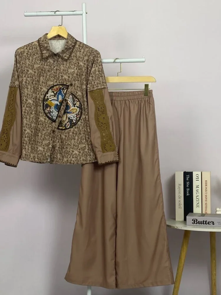 CHICMORE Kaos palsu dua potongan desain cetak bergabung warna murni dengan renda dan aksesoris bordir dengan celana panjang