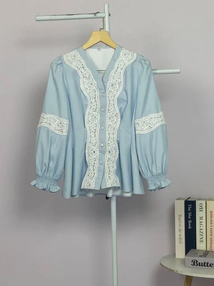 FADFAD Atasan wanita lengan panjang dengan desain bunga di bagian bahu dan pinggang pas.