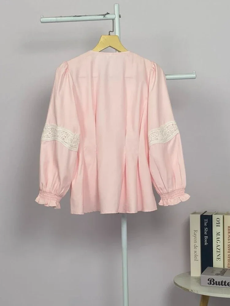 FADFAD Atasan wanita lengan panjang dengan desain bunga di bagian bahu dan pinggang pas.