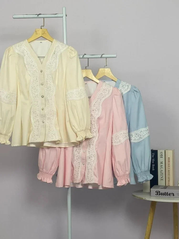 FADFAD Atasan wanita lengan panjang dengan desain bunga di bagian bahu dan pinggang pas.