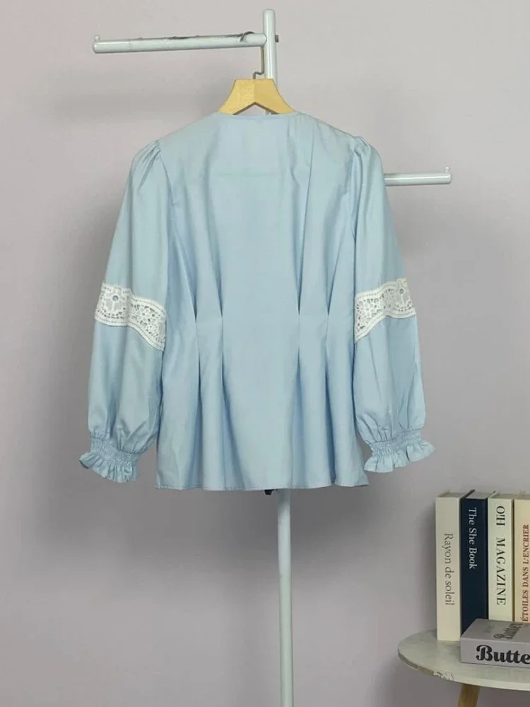 FADFAD Atasan wanita lengan panjang dengan desain bunga di bagian bahu dan pinggang pas.