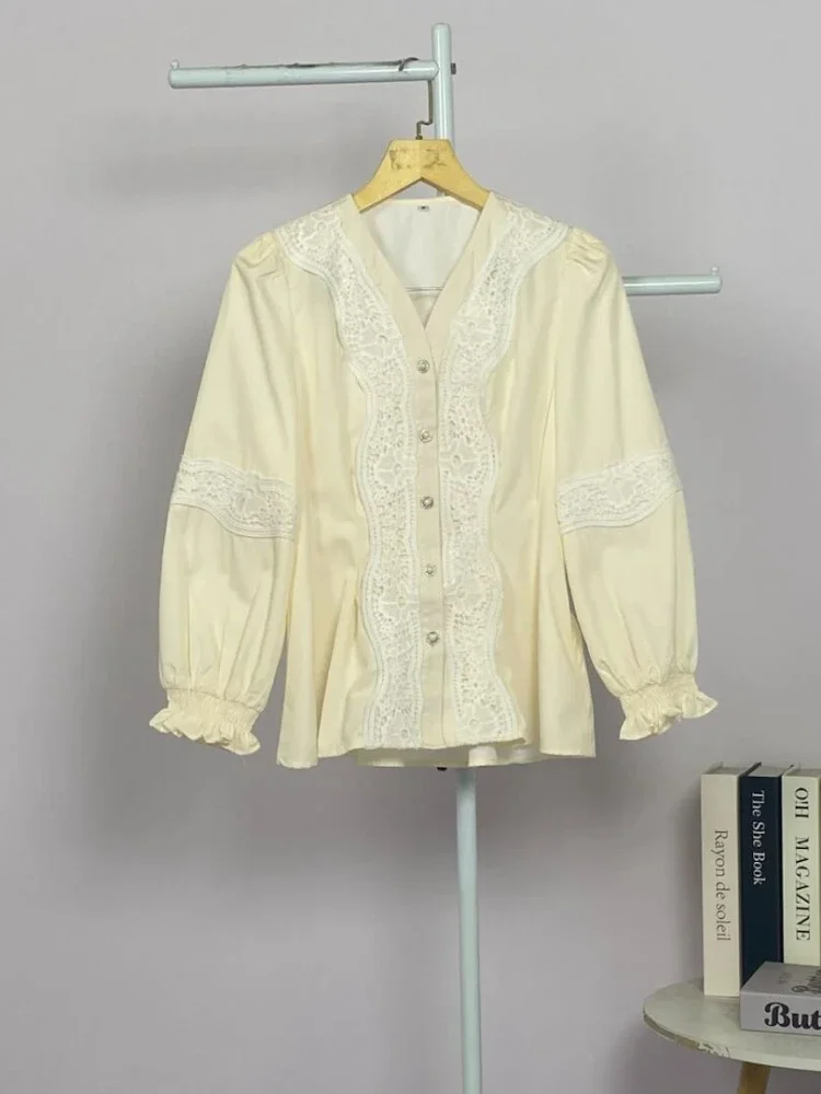 FADFAD Atasan wanita lengan panjang dengan desain bunga di bagian bahu dan pinggang pas.