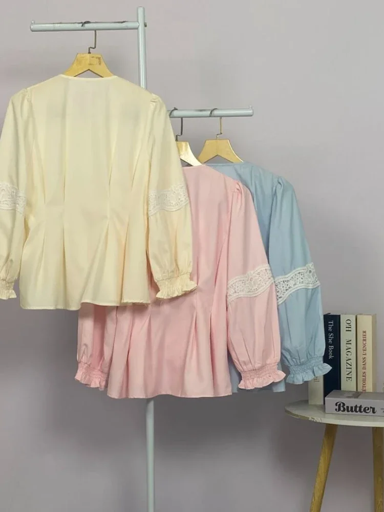 FADFAD Atasan wanita lengan panjang dengan desain bunga di bagian bahu dan pinggang pas.