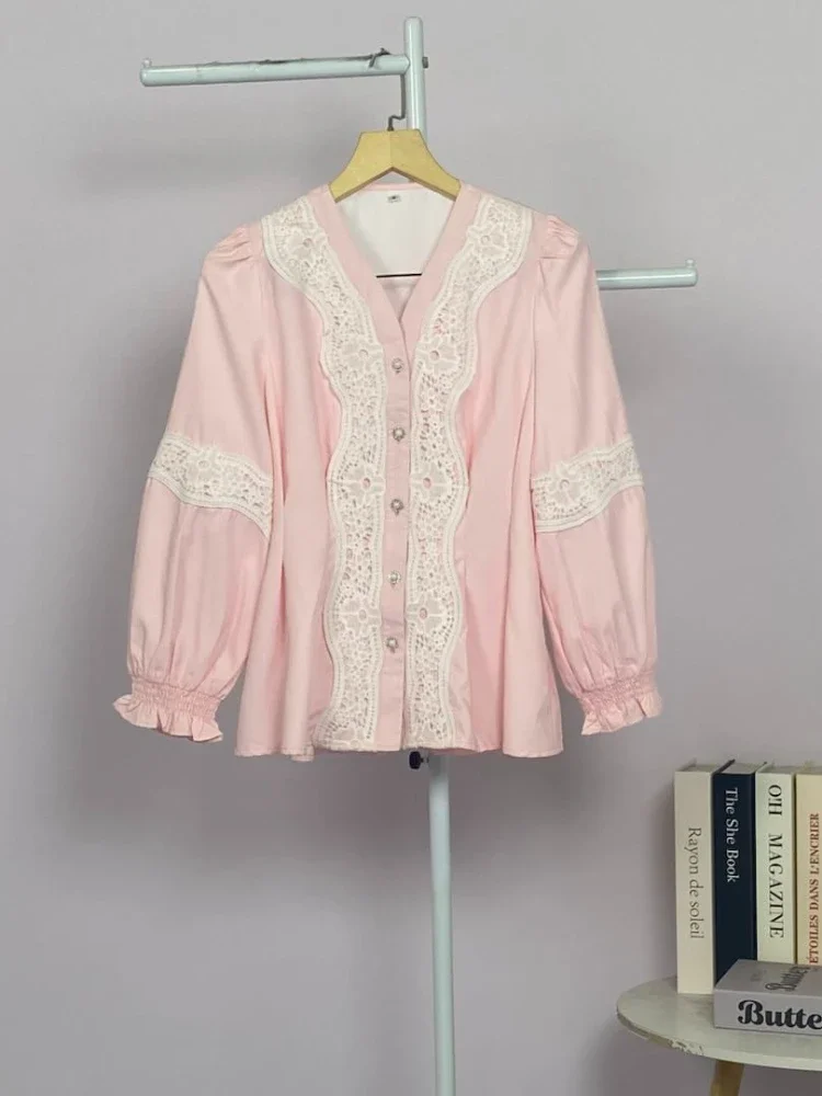 FADFAD Atasan wanita lengan panjang dengan desain bunga di bagian bahu dan pinggang pas.