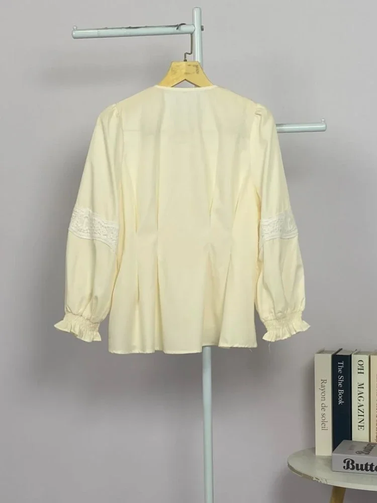 FADFAD Atasan wanita lengan panjang dengan desain bunga di bagian bahu dan pinggang pas.