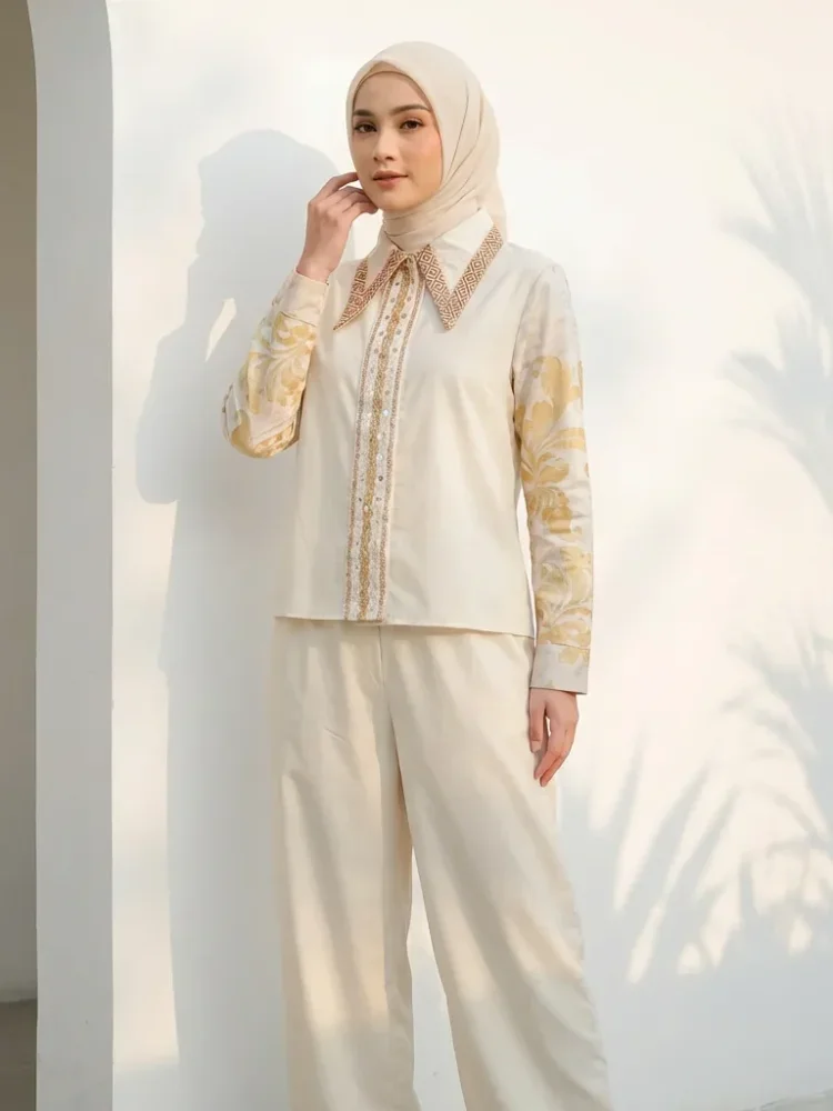 CHICMORE Setelan pakaian dengan atasan lengan panjang berkerah polo bermotif gabungan warna polos dengan aksen pita mewah dan celana panjang warna polos