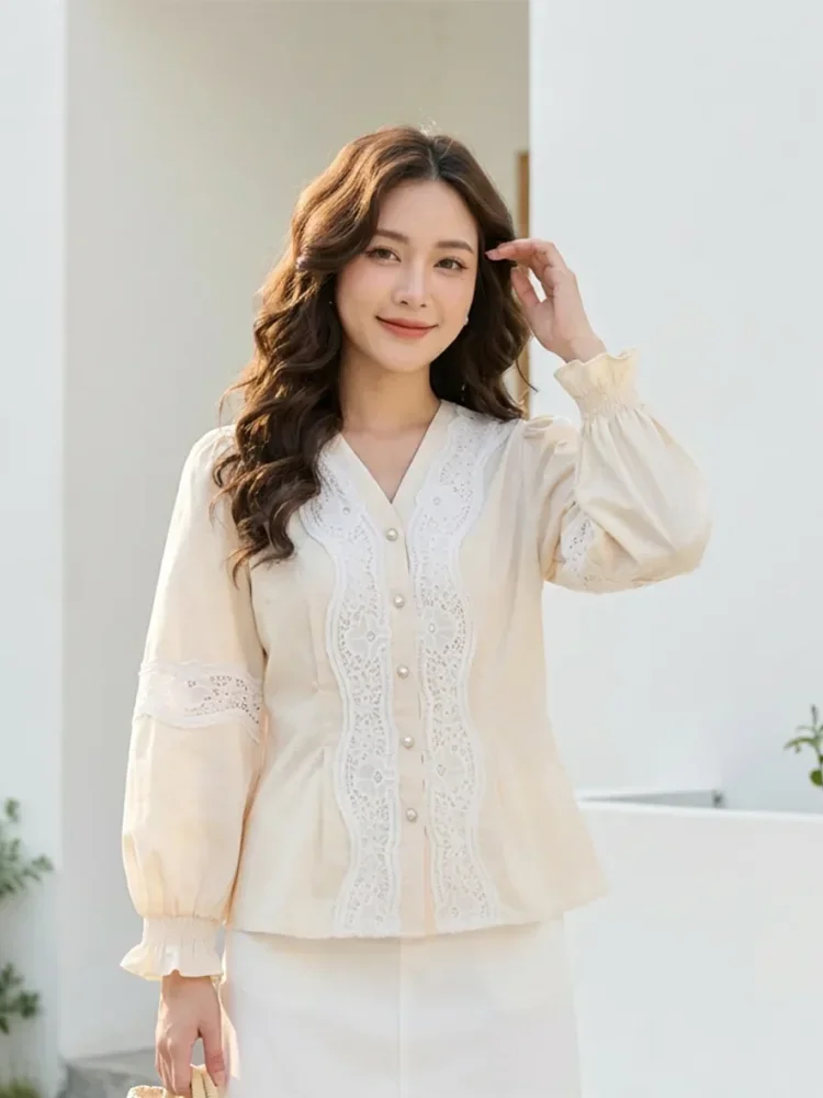 FADFAD Atasan wanita lengan panjang dengan desain bunga di bagian bahu dan pinggang pas.