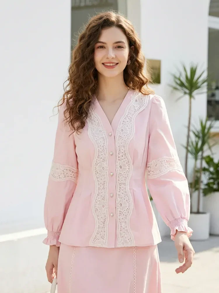 FADFAD Atasan wanita lengan panjang dengan desain bunga di bagian bahu dan pinggang pas.