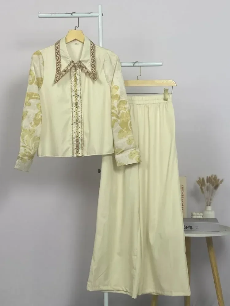 CHICMORE Setelan pakaian dengan atasan lengan panjang berkerah polo bermotif gabungan warna polos dengan aksen pita mewah dan celana panjang warna polos