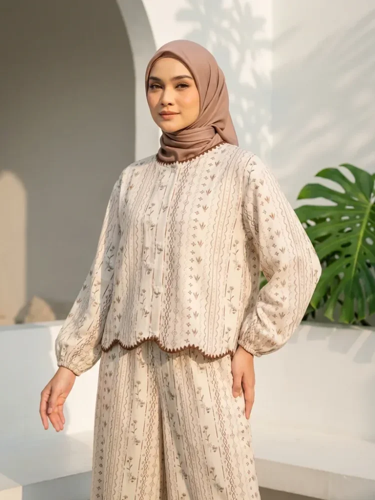 ASAYA Atasan lengan panjang bermotif dengan desain tepi bawah tidak teratur dan pita houndstooth dipadukan dengan celana panjang bermotif