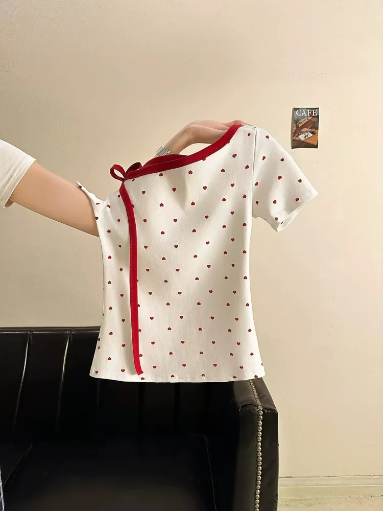 ASAYA Atasan fit body dengan motif love feminine dan aksen syal kecil