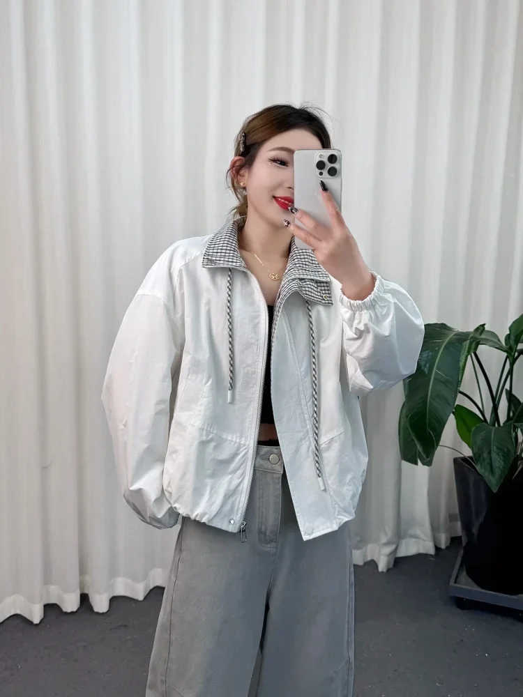 CHICMORE Jaket gaya minimalis dengan variasi saku unik dan lengan panjang wanita muda