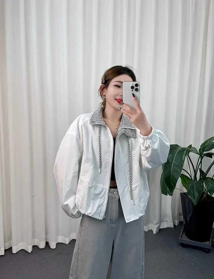 CHICMORE Jaket gaya minimalis dengan variasi saku unik dan lengan panjang wanita muda