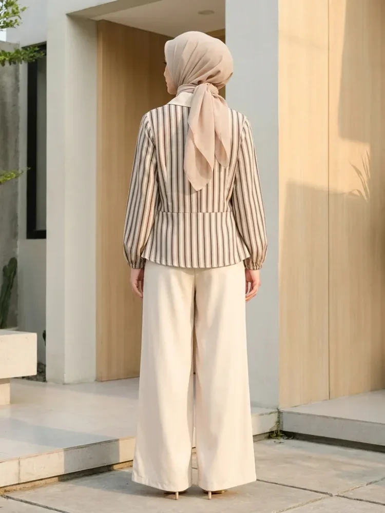 ASAYA Setelan dua potong wanita dengan kemeja lengan panjang bercorak berkerah rancangannya tidak beraturan yang elegan dipadukan dengan celana palazzo