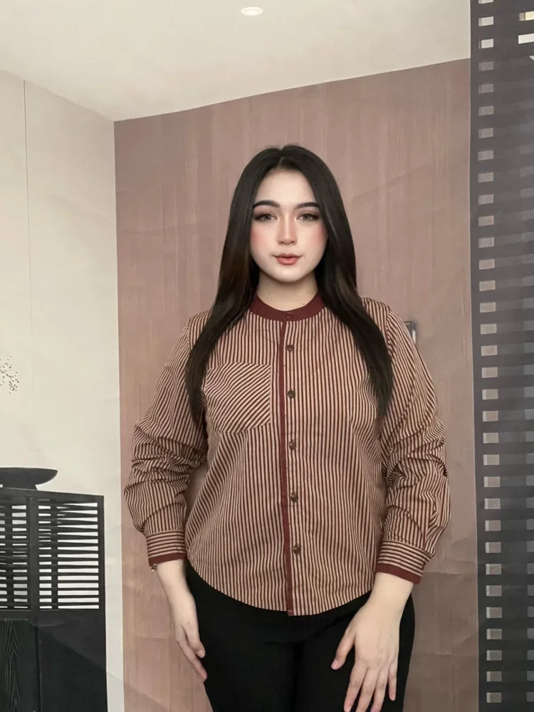 FADFAD Kemeja motif bergaris dengan kancing aktif dan lengan panjang wanita muda