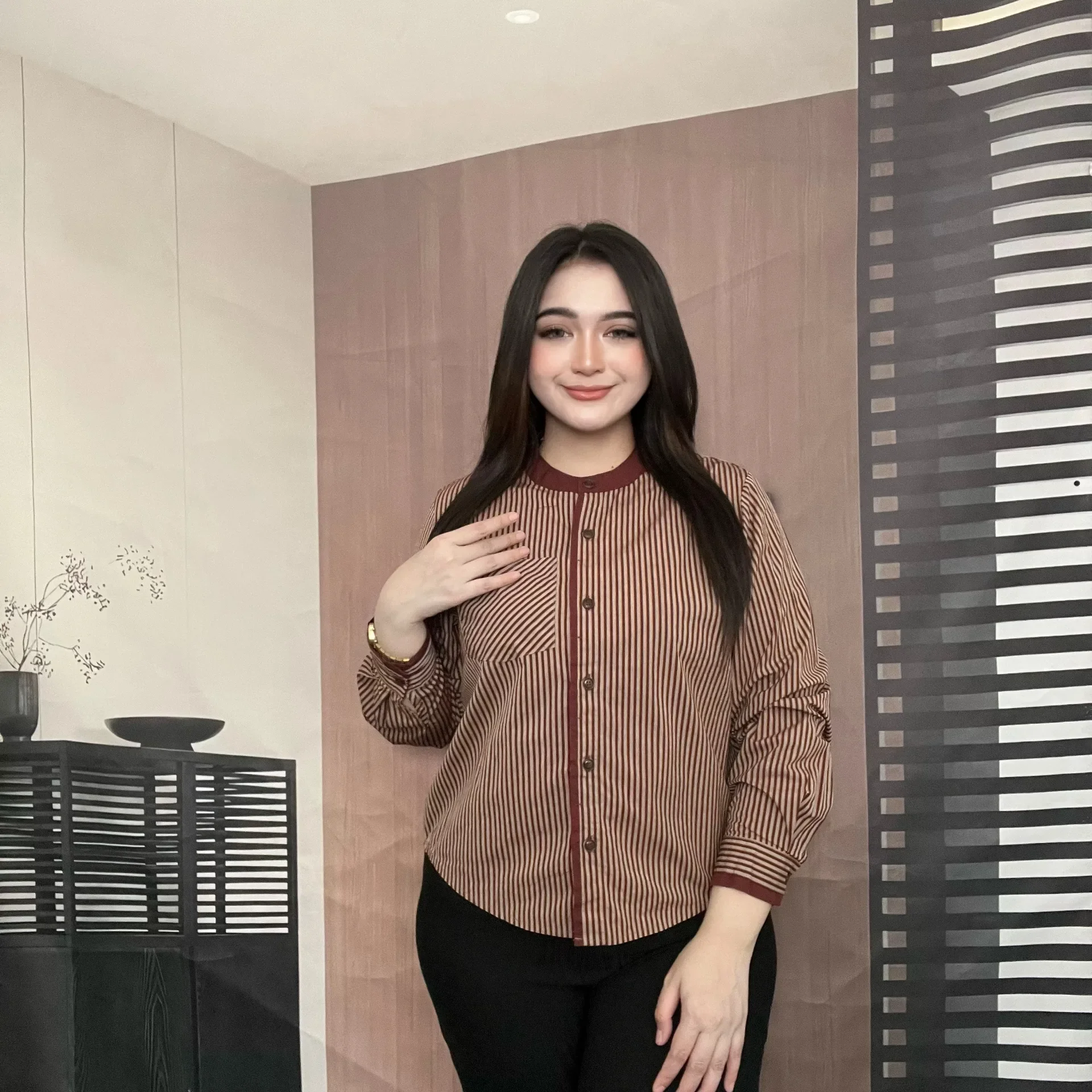 FADFAD Kemeja motif bergaris dengan kancing aktif dan lengan panjang wanita muda