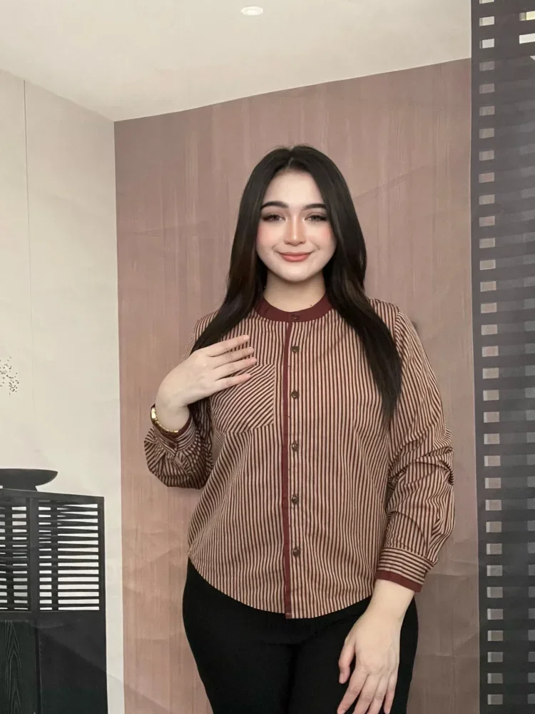 FADFAD Kemeja motif bergaris dengan kancing aktif dan lengan panjang wanita muda