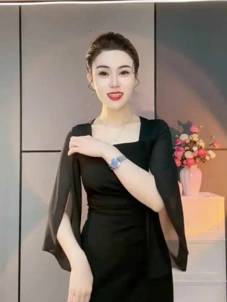 FADFAD Gaun wanita elegan dengan model ramping dan kerah persegi
