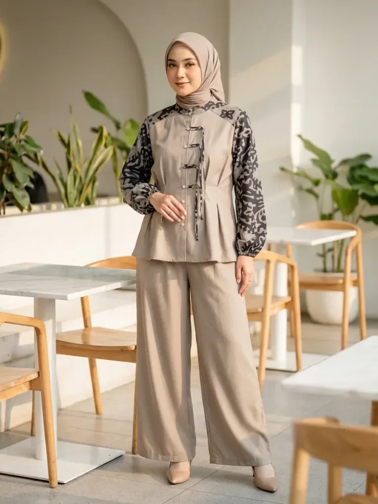 ASAYA Setelan kemeja lengan panjang dan celana panjang wanita dengan desain cetakan patchwork dan kancing buatan tangan