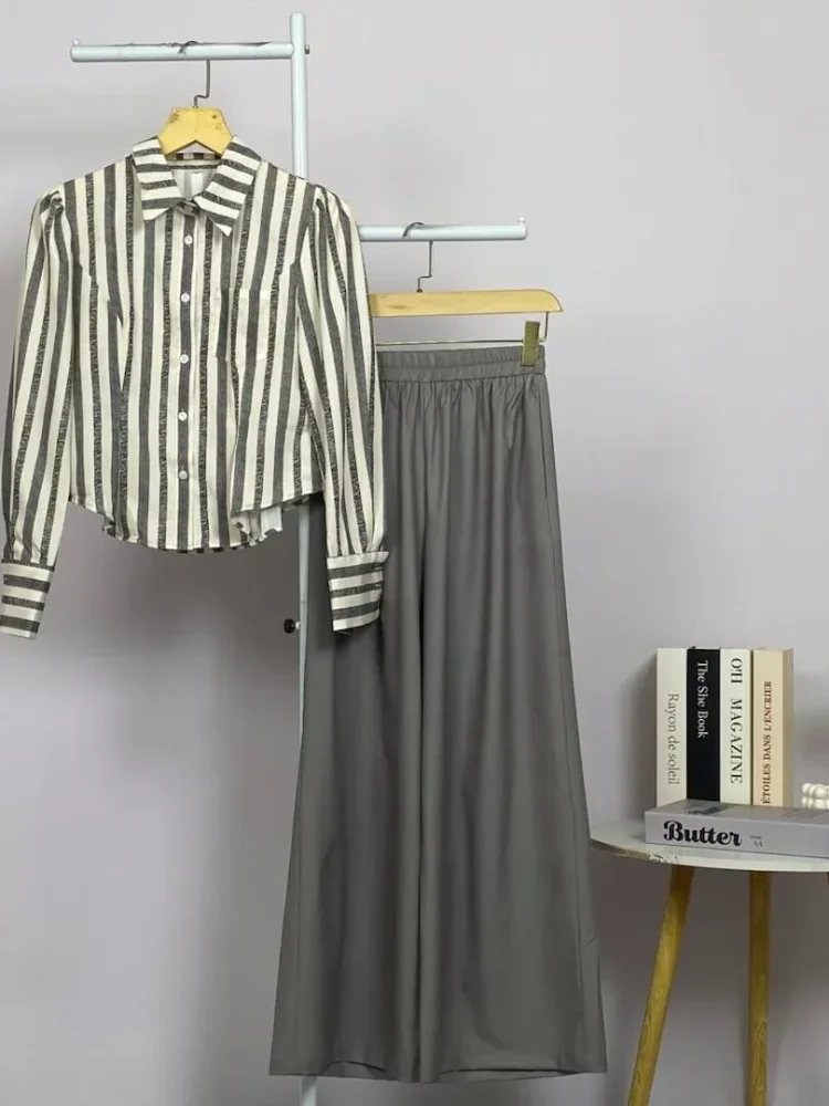 ASAYA Atasan pendek bermotif garis dengan kerah polo dan manset lengan, dipadukan dengan celana polos dalam satu set dua potong
