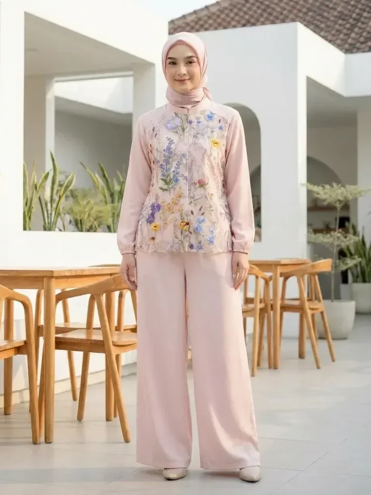 ASAYA Kemeja wanita dengan kombinasi pola bunga dan warna polos, gaya elegan dipadukan dengan celana panjang warna polos