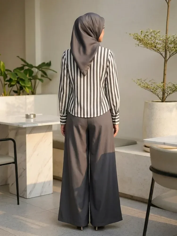 ASAYA Atasan pendek bermotif garis dengan kerah polo dan manset lengan, dipadukan dengan celana polos dalam satu set dua potong