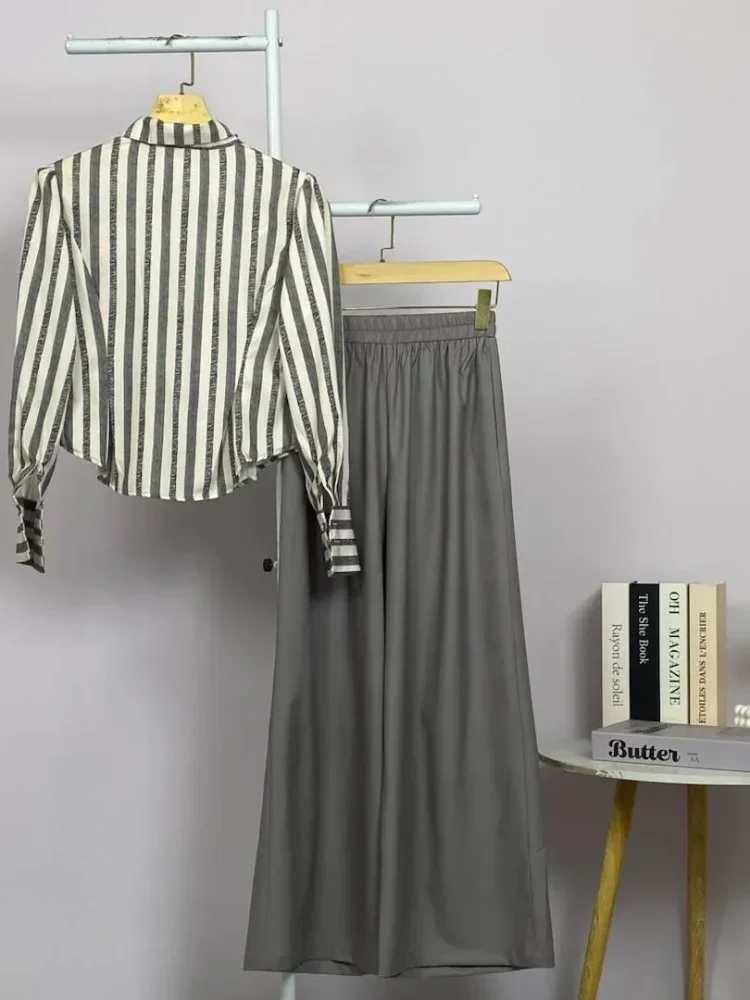 ASAYA Atasan pendek bermotif garis dengan kerah polo dan manset lengan, dipadukan dengan celana polos dalam satu set dua potong