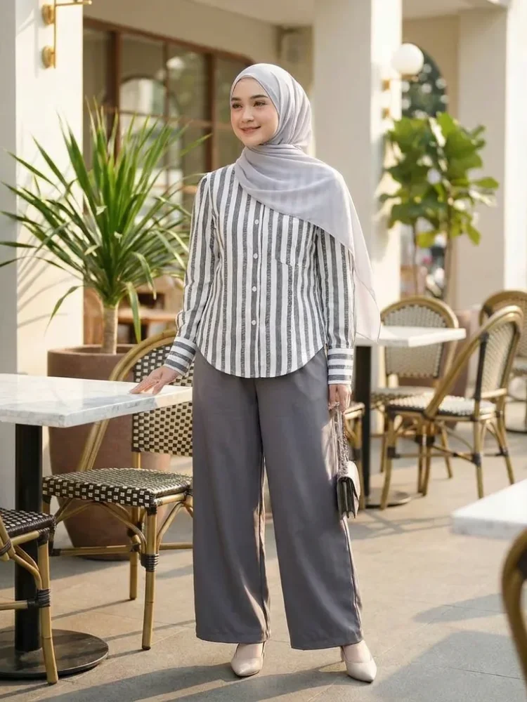 ASAYA Atasan pendek bermotif garis dengan kerah polo dan manset lengan, dipadukan dengan celana polos dalam satu set dua potong
