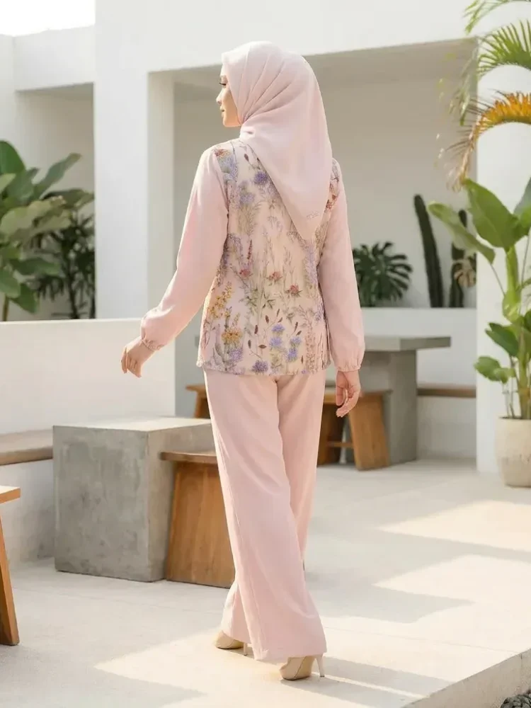 ASAYA Kemeja wanita dengan kombinasi pola bunga dan warna polos, gaya elegan dipadukan dengan celana panjang warna polos