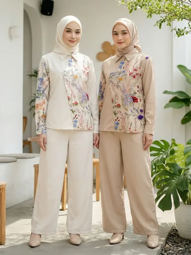 ASAYA Setelan dengan kemeja lengan panjang berwarna polos dipadukan dengan cetakan desain tidak beraturan dan celana berwarna polos