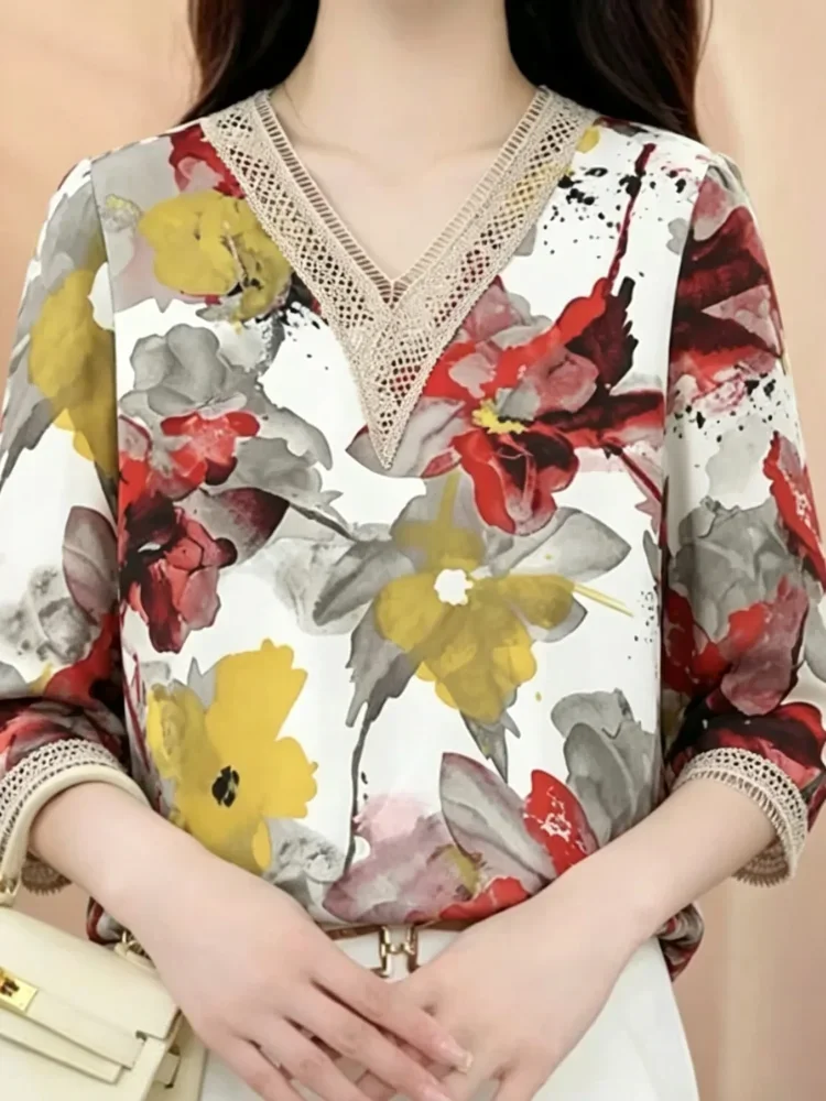 FADFAD Atasan bermotif bunga yang cantik dengan desain leher v yang manis dan hiasan renda.