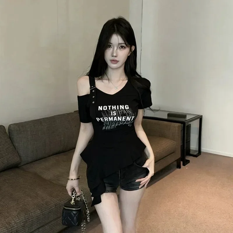 CHICMORE Atasan kaos lengan pendek model off-shoulder dengan detail ruffles tidak beraturan untuk wanita