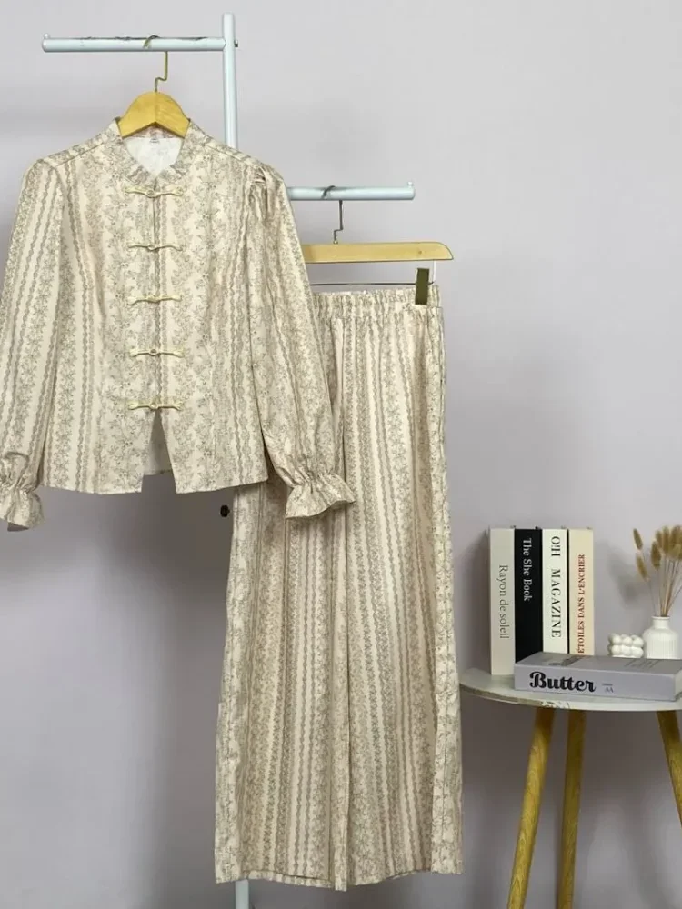 ASAYA Setelan wanita bermotif minimalis dengan lengan model *flared* dan detail renda