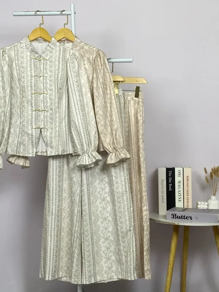 ASAYA Setelan wanita bermotif minimalis dengan lengan model *flared* dan detail renda