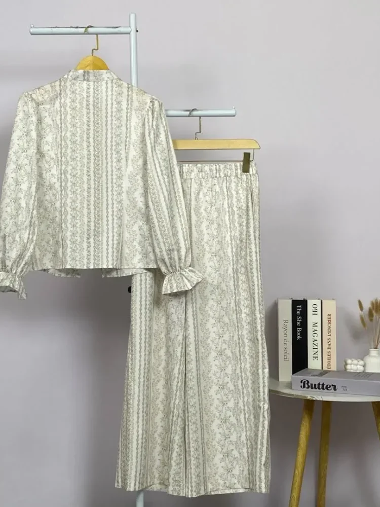 ASAYA Setelan wanita bermotif minimalis dengan lengan model *flared* dan detail renda