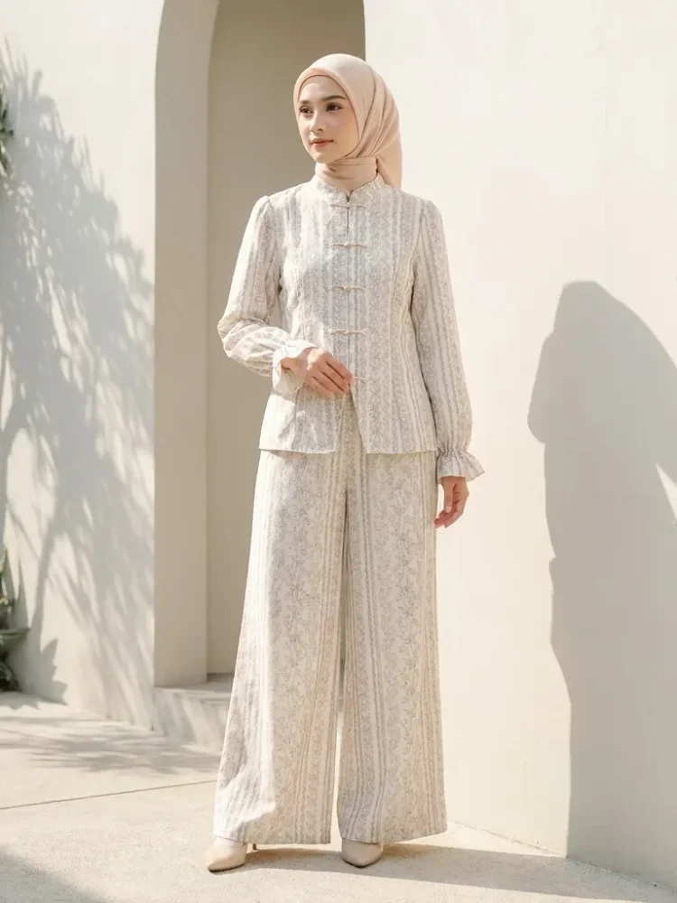 ASAYA Setelan wanita bermotif minimalis dengan lengan model *flared* dan detail renda