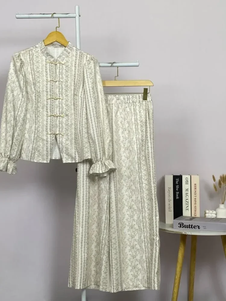ASAYA Setelan wanita bermotif minimalis dengan lengan model *flared* dan detail renda