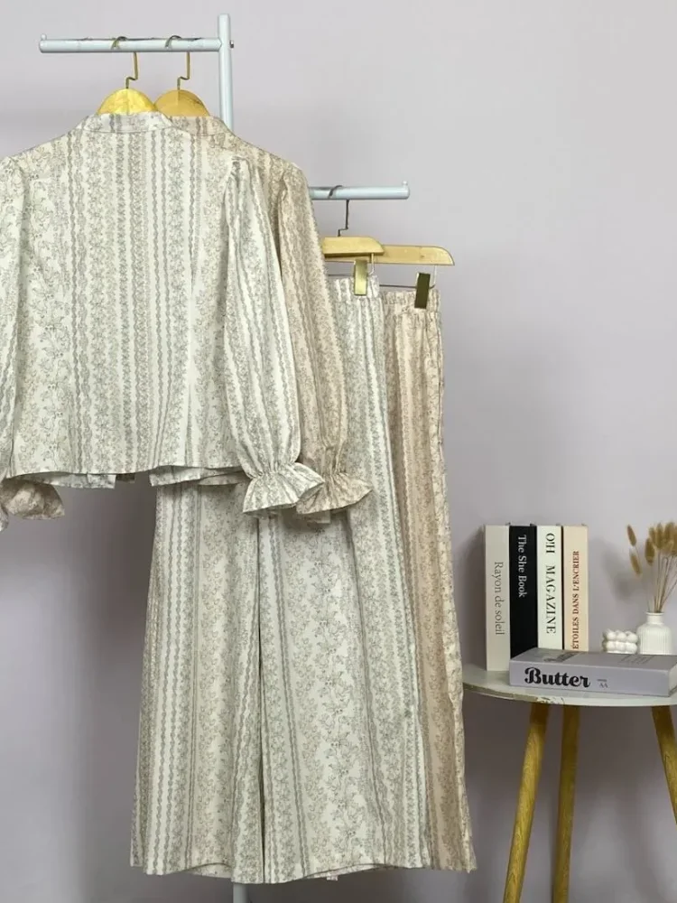 ASAYA Setelan wanita bermotif minimalis dengan lengan model *flared* dan detail renda