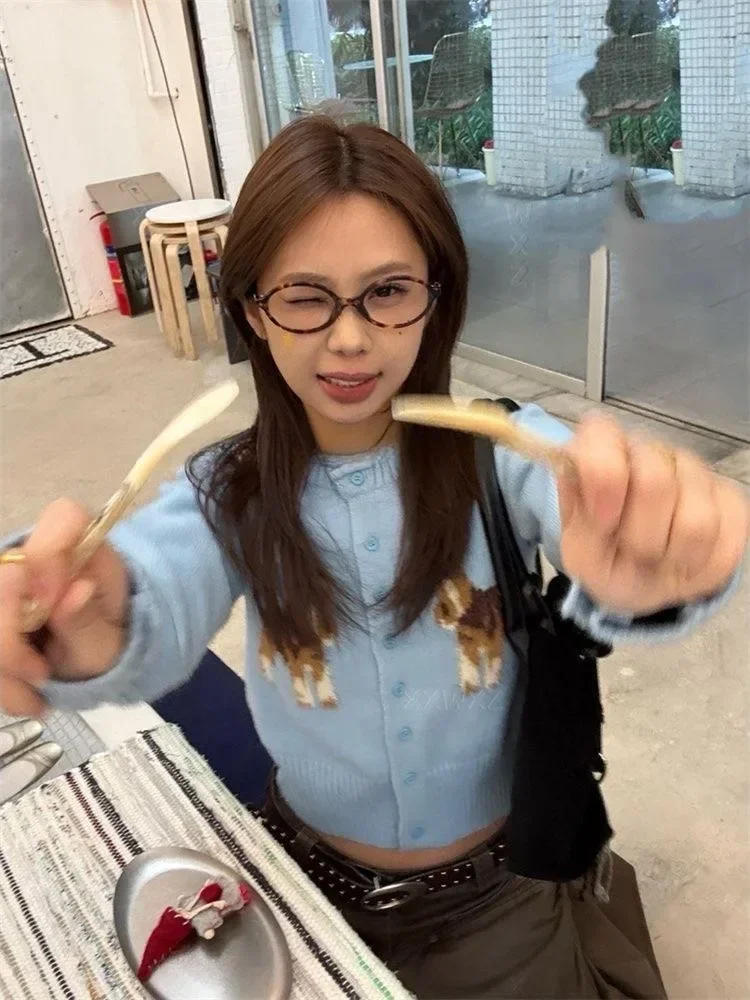CHICMORE Atasan wanita gaya korean dengan kancing aktif sebaris dan motif hewan lucu