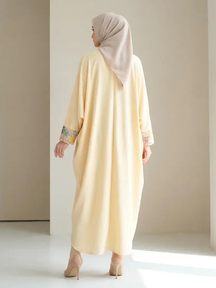 ASAYA Gaun dengan leher bulat dan potongan vertikal dari motif tradisional