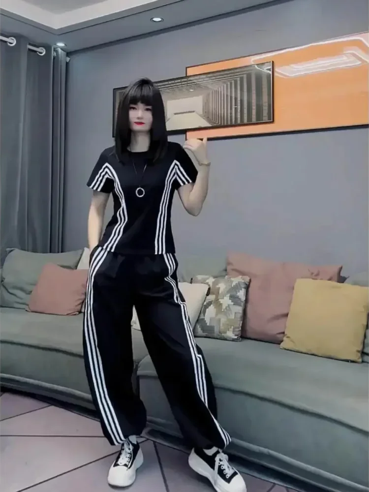 FADFAD Setelan wanita gaya sporty dengan motif aksen striped