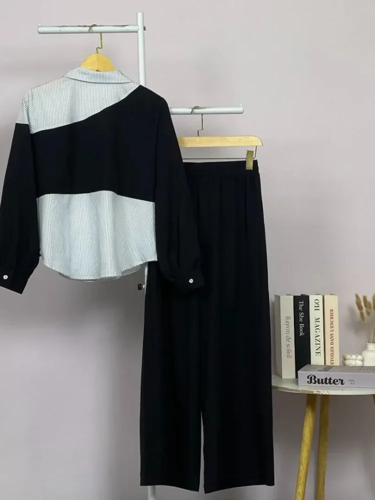 ASAYA Atasan dua potong bergaya minimalis yang cocok untuk bekerja, dipadukan dengan celana yang nyaman.