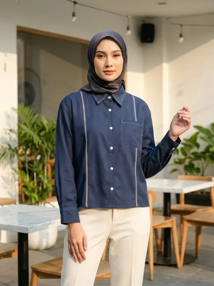 ASAYA Atasan lengan panjang polos dengan kerah polo, dilengkapi saku dan desain jahitan sambungan