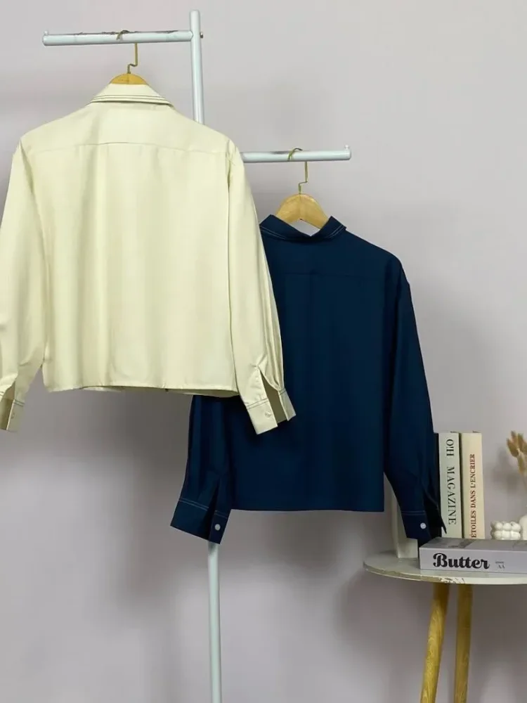 ASAYA Atasan lengan panjang polos dengan kerah polo, dilengkapi saku dan desain jahitan sambungan